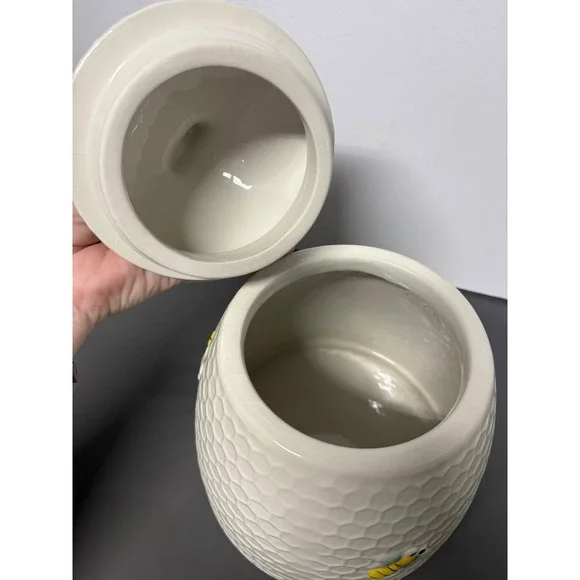 The Beehive Ceramic Cookie Jar Honeycomb Bumblebee Canister 42oz Cream NEW - Picture 6 of 10